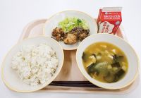 ごはん、鶏の唐揚げ、ゆで野菜、豆腐のみそ汁、牛乳